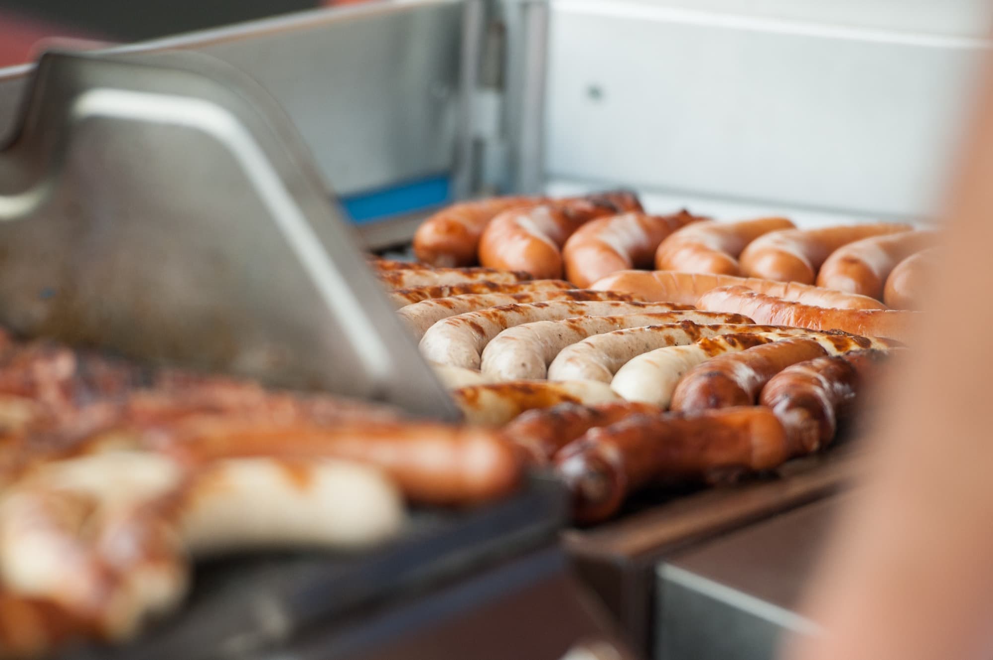 Würste auf dem Grill einer Festwirtschaft