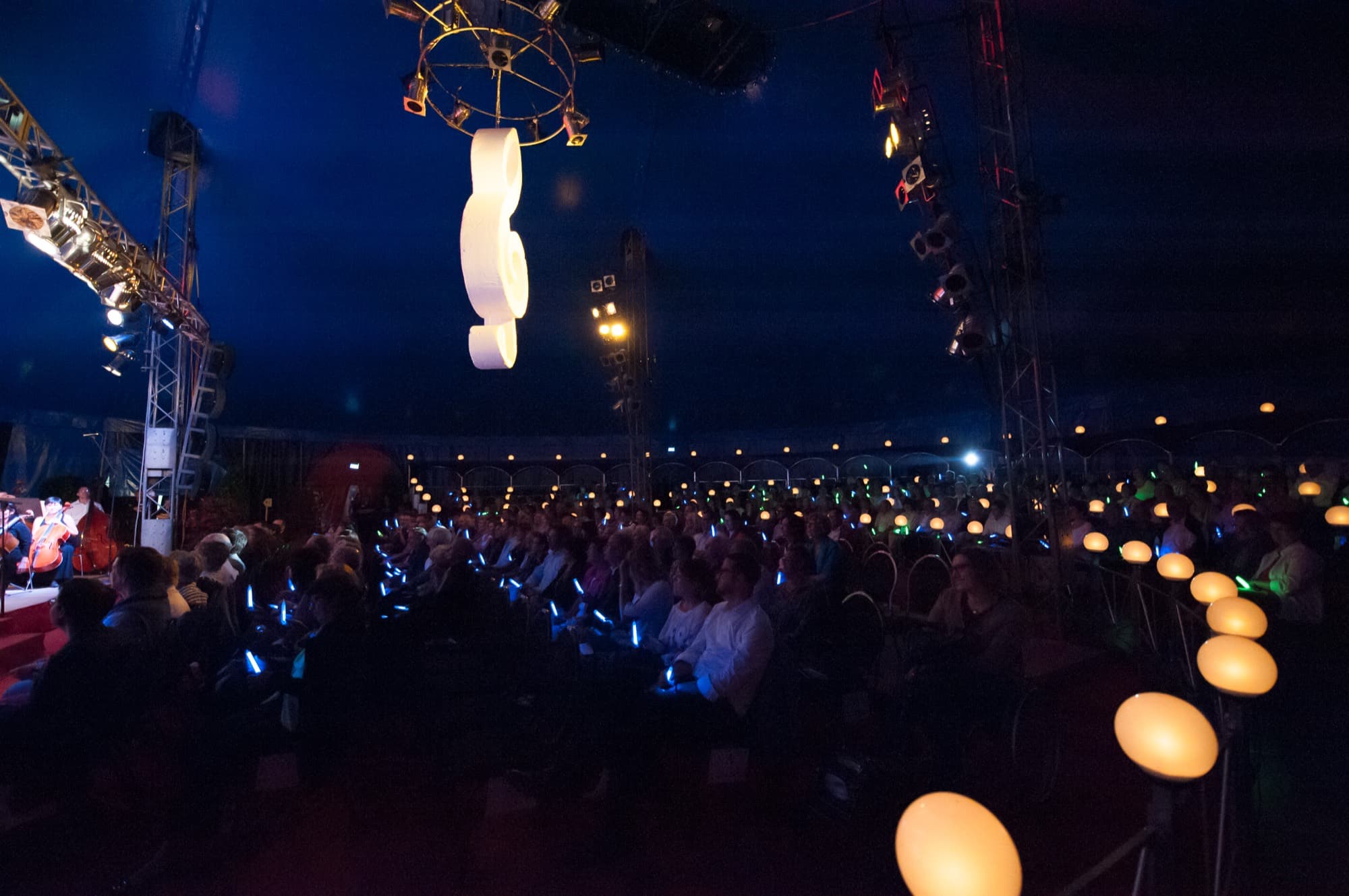 Voll besetztes Festzelt am Abend, das Publikum wartet auf das Konzert