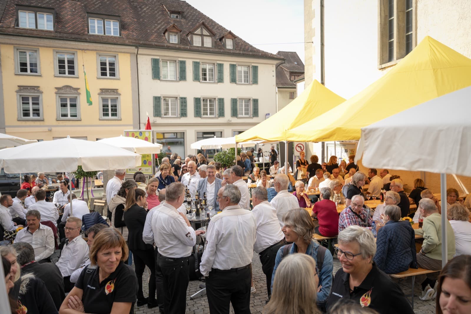 Vereine beim gemeinsamen Fest auf dem Dorfplatz